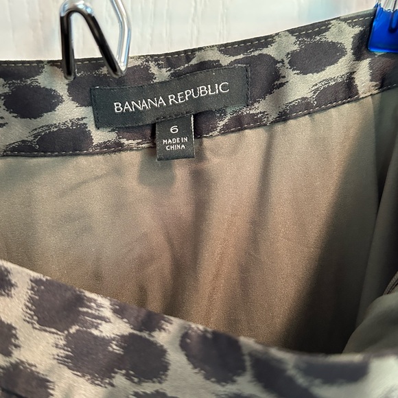 Banana Republic Dark green and black animal print knee length skirt size 6 - Picture 2 of 3